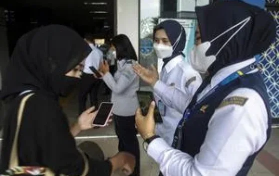Abu vulkanik menutupi lantai halte Transjakarta dan kaca mobil di Jakarta