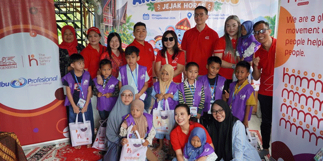 Orang tua dan anak bermain bersama dalam program BERGEMA Generali di Medan