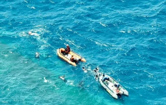 Penyelam evakuasi korban dari bangkai KM Virgo di perairan Laut Jawa