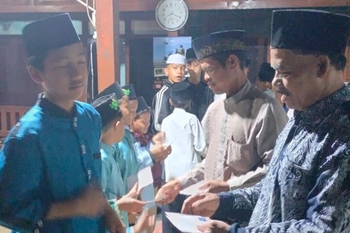 H. Suyatno menyerahkan santunan kepada anak yatim di Desa Banjarejo, Kecamatan Panekan, Magetan