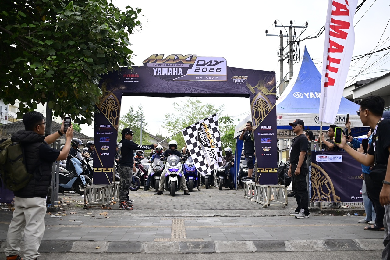 Ratusan peserta MAXi Yamaha Day melakukan rolling city di Mataram menuju Lapangan Lanud Rembiga