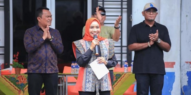 Bupati Maya Hasmita melepas tim SSB FKGOR beranggotakan 22 orang untuk Piala Soeratin Sumut 2026