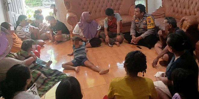 Petugas polisi melakukan mediasi kasus penganiayaan terkait pinjaman di Siantar