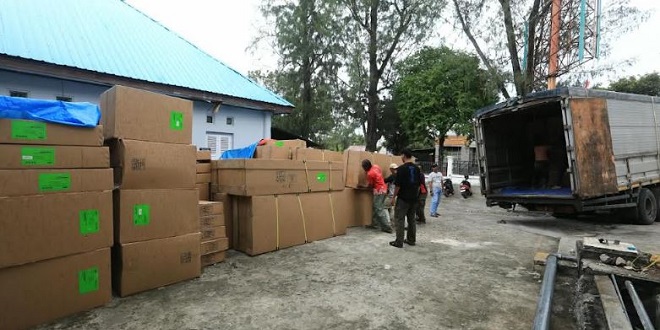 Kontainer alat kesehatan tiba di RSUD Kota Sabang saat pengiriman dan pembongkaran