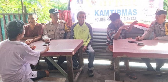 Bhabinkamtibmas berdialog dengan warga di warung kopi Simbolon Siantar Marihat