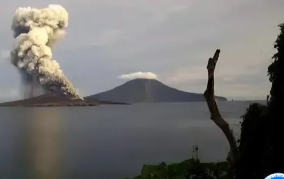 Abu vulkanik Gunung Anak Krakatau menyebar ke lima provinsi