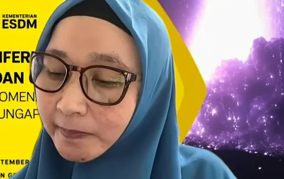 Pemandangan Gunung Anak Krakatau saat aktivitas vulkanik dengan awan abu di atas kawah