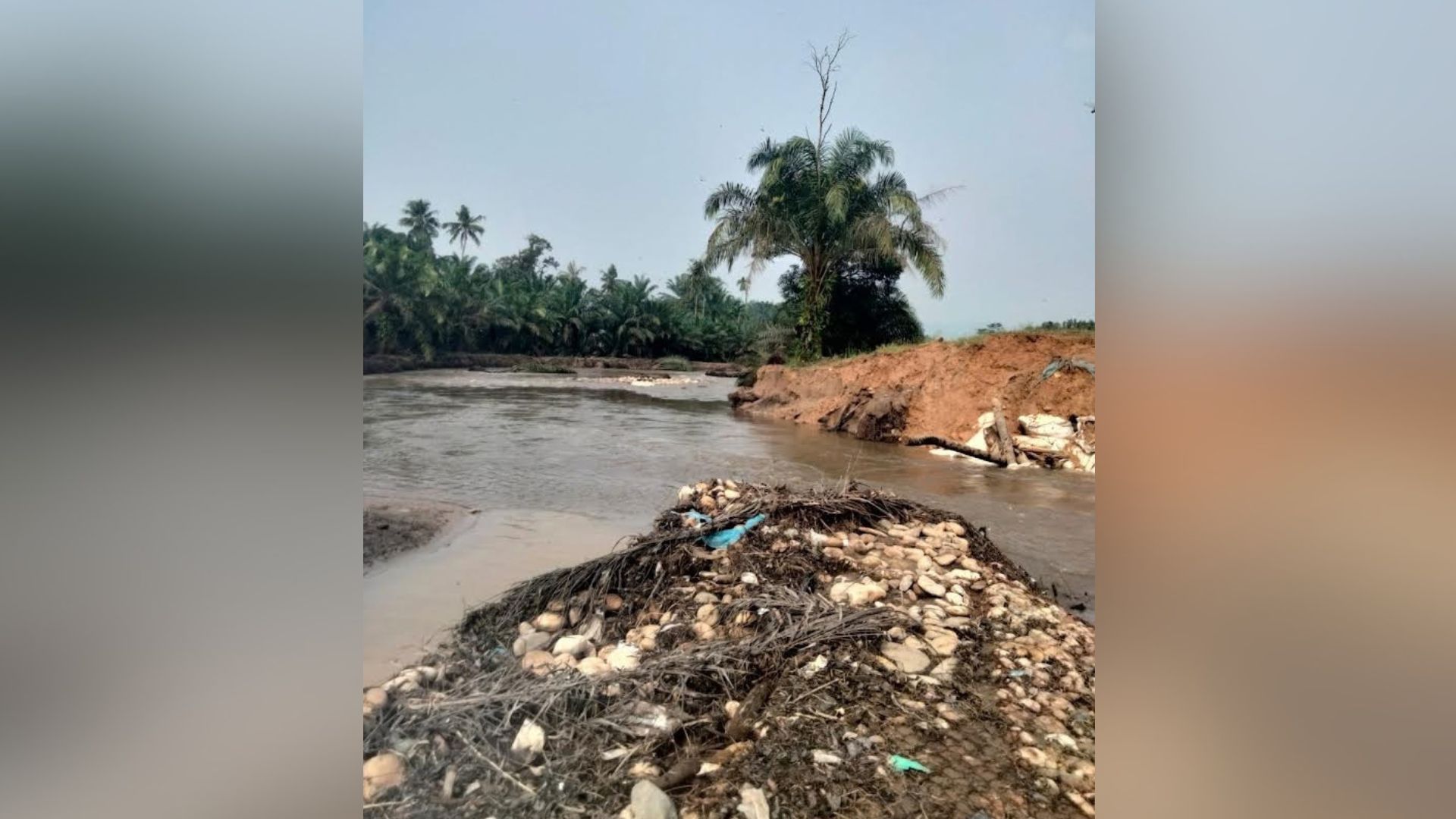 Tanggul bendungan Pulo Payung di Desa Siojo rusak setelah luapan sungai