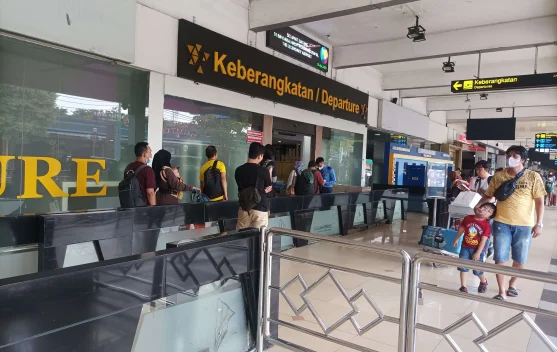 Abu vulkanik dari Gunung Anak Krakatau mengganggu operasional bandara dan penerbangan