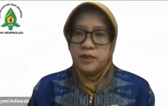 Anak memakai masker melindungi diri dari abu vulkanik