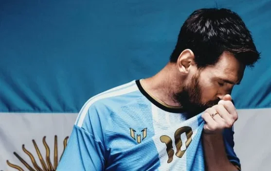 Lionel Messi di Estadio Monumental dengan jersey nomor 10