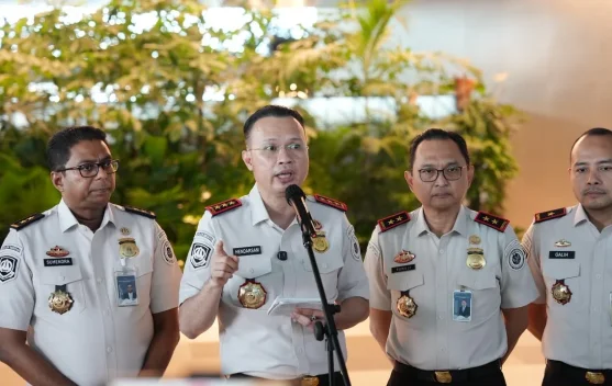 Petugas imigrasi melayani warga negara asing di loket bandara saat gangguan penerbangan