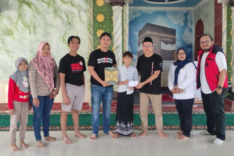 Anak menerima layanan khitan gratis dalam program sosial di Magetan