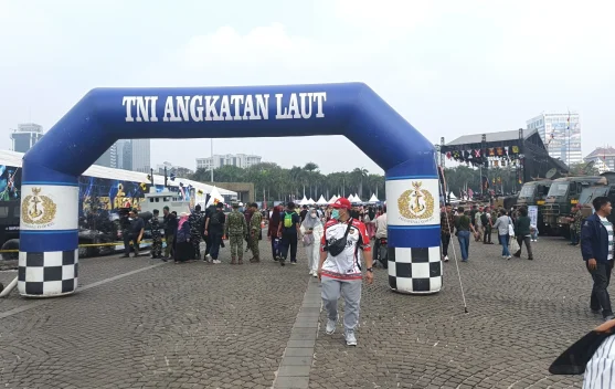 Keluarga melihat alutsista TNI di Monas saat TNI Fair 2026
