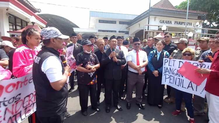 Massa pengurus KONI dan atlet berkumpul di depan kantor DPRD Kota Blitar