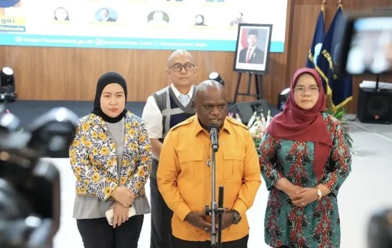 MenHAM Natalius Pigai menyampaikan pernyataan soal RUU Perampasan Aset di Jakarta
