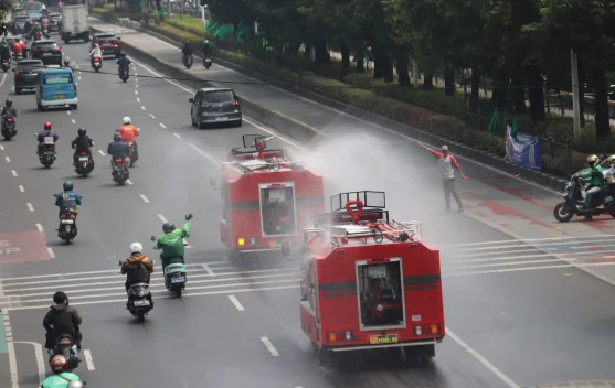 Armada water tank Kodam Jaya menyemprot jalan untuk membersihkan debu vulkanik di wilayah terdampak
