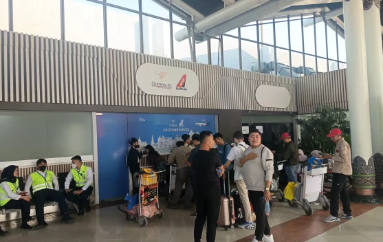 Penumpang menunggu informasi refund di Bandara Soekarno-Hatta