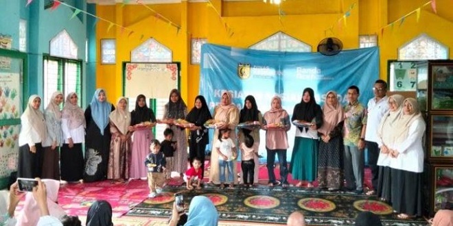 Kegiatan sosialisasi dan pembagian PMT nutrisi anak di Gampong Lamdingin Banda Aceh