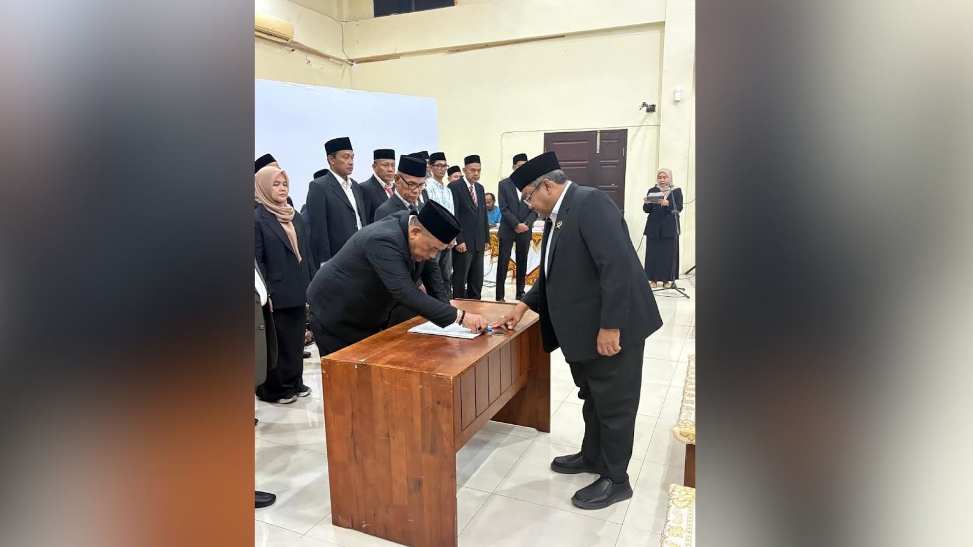 Pelantikan Dr. Munawar Ibrahim sebagai Ketua ICMI Pidie Jaya di Aula Bappeda