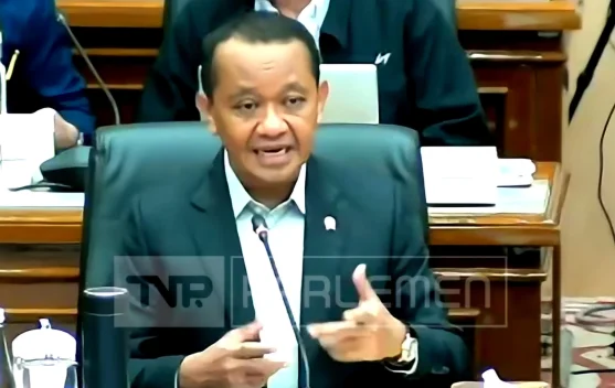 Menteri ESDM Bahlil Lahadalia menjelaskan program listrik desa di hadapan DPR