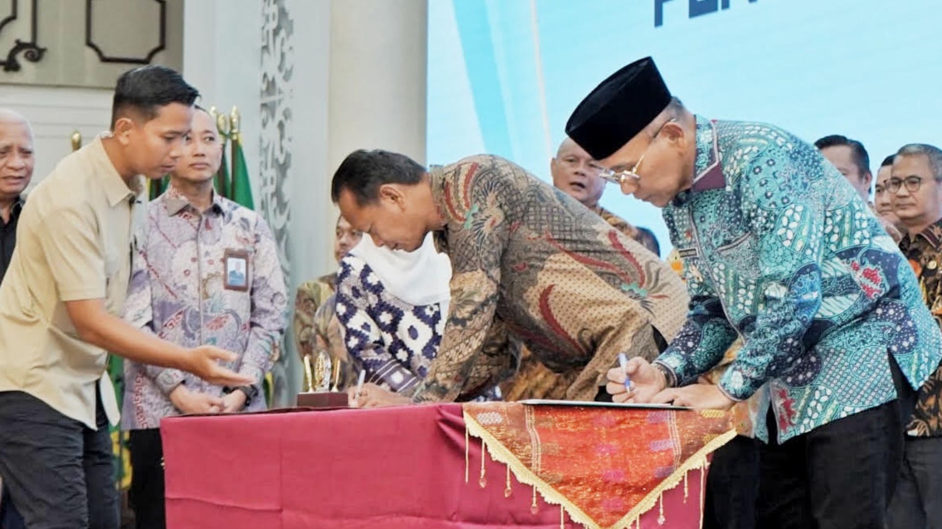 Bupati Simalungun Anton Saragih saat penandatanganan komitmen tata kelola perencanaan, penganggaran, dan PBJ