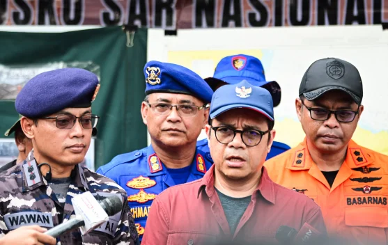 Tim SAR dan pemantauan sinyal seluler terkait pencarian korban di Selat Sunda