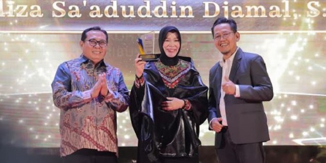 Wali Kota Illiza menerima penghargaan Inovasi Daerah di Anjong Mon Mata
