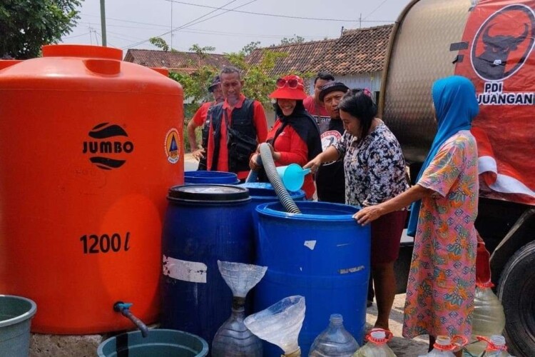 Truk tangki air PDI Perjuangan menyalurkan bantuan di desa terdampak kekeringan Tuban
