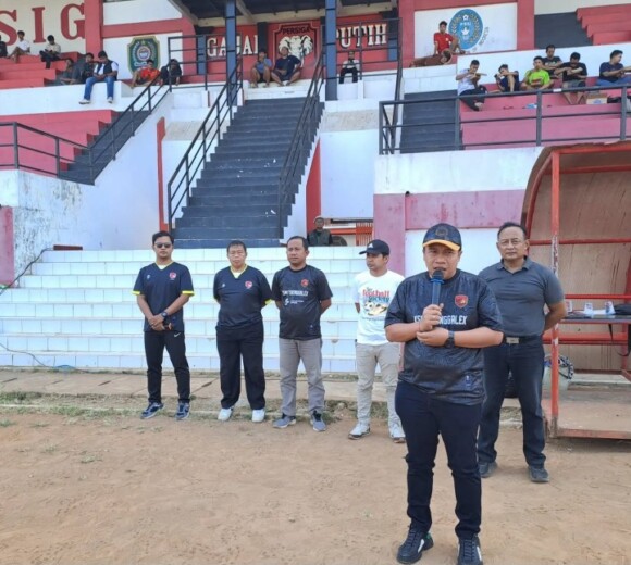 Suasana pembukaan Turnamen Mini Soccer Piala Dispora di Stadion Menak Sopal, Trenggalek