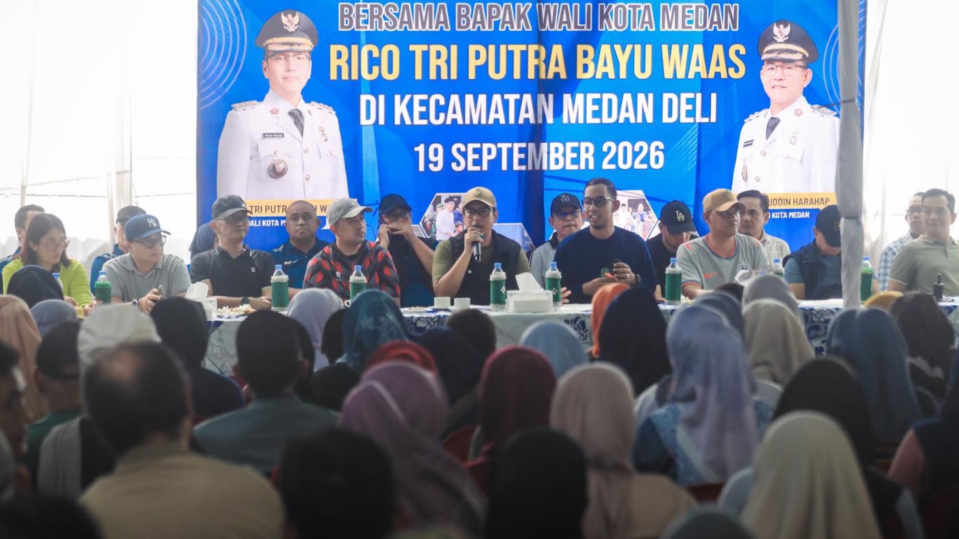 Wali Kota Medan berbicara dengan warga saat kegiatan Sapa Warga di Medan Deli