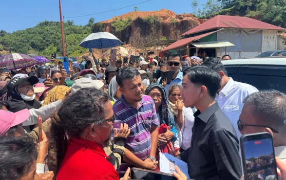 Wapres Gibran berbincang dengan warga terdampak bencana di Tukka, Tapanuli Tengah