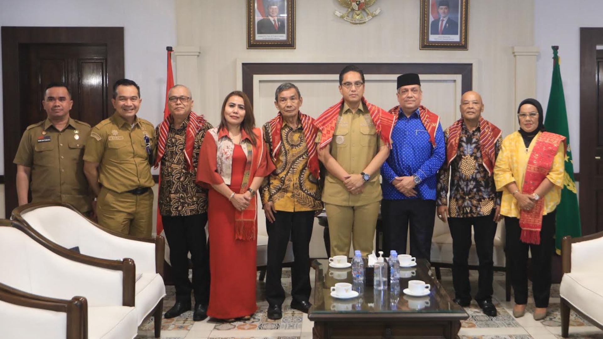 Wali Kota Medan menerima panitia Merdang Merdem dan memakai Beka Buluh adat Karo