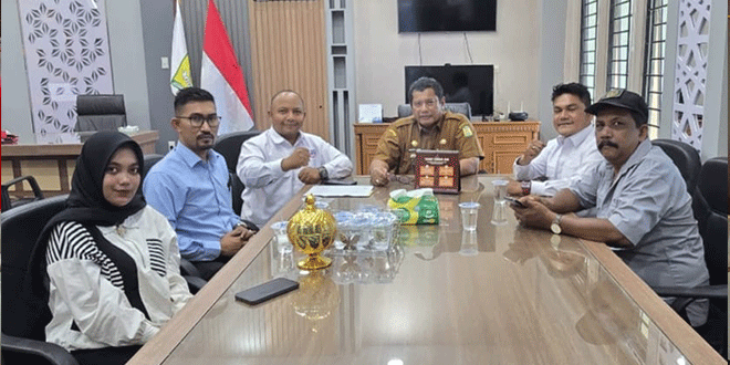 Sekda Aceh Besar menerima pengurus SMSI di ruang kerja Sekdakab Kota Jantho
