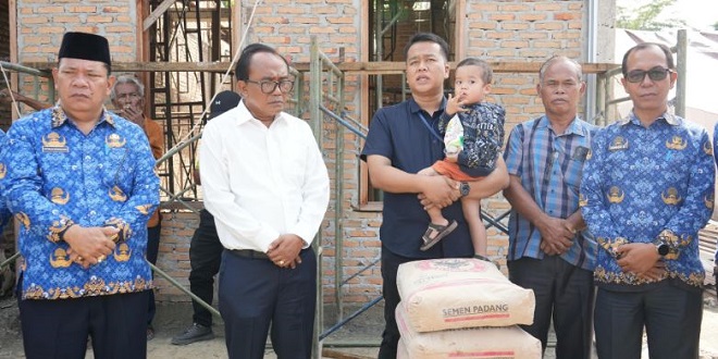Wakil Bupati Samosir menyerahkan bantuan material bangunan kepada korban bencana di Pangururan