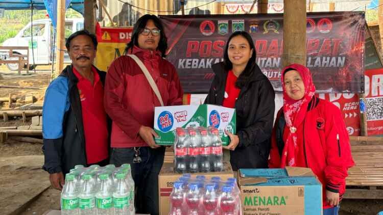 Relawan dan petugas menerima bantuan logistik di posko penanggulangan karhutla Gunung Butak