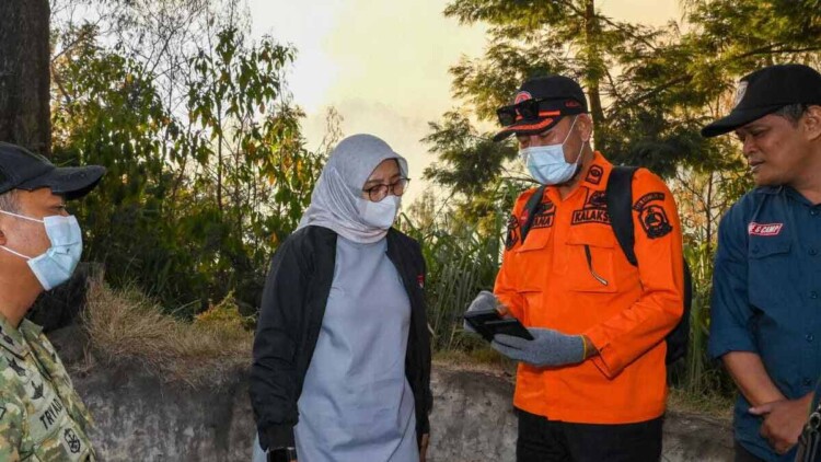 Bupati Banyuwangi meninjau lokasi kebakaran di Kawah Ijen dan upaya pemadaman
