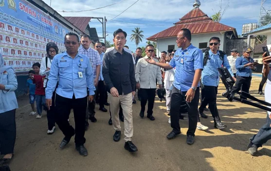 Wapres meninjau SMAN 1 Barus pasca banjir dan menyerahkan bantuan peralatan sekolah