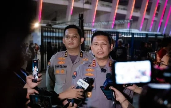 Suporter Persija dan Persib menjaga ketertiban usai pertandingan di Jakarta