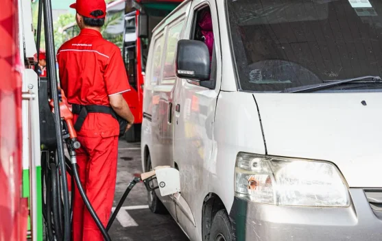 Logo Pertamina Patra Niaga di stasiun pengisian bahan bakar