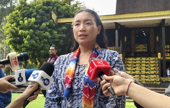 Pengunjung melihat anjungan provinsi di Taman Mini Indonesia Indah