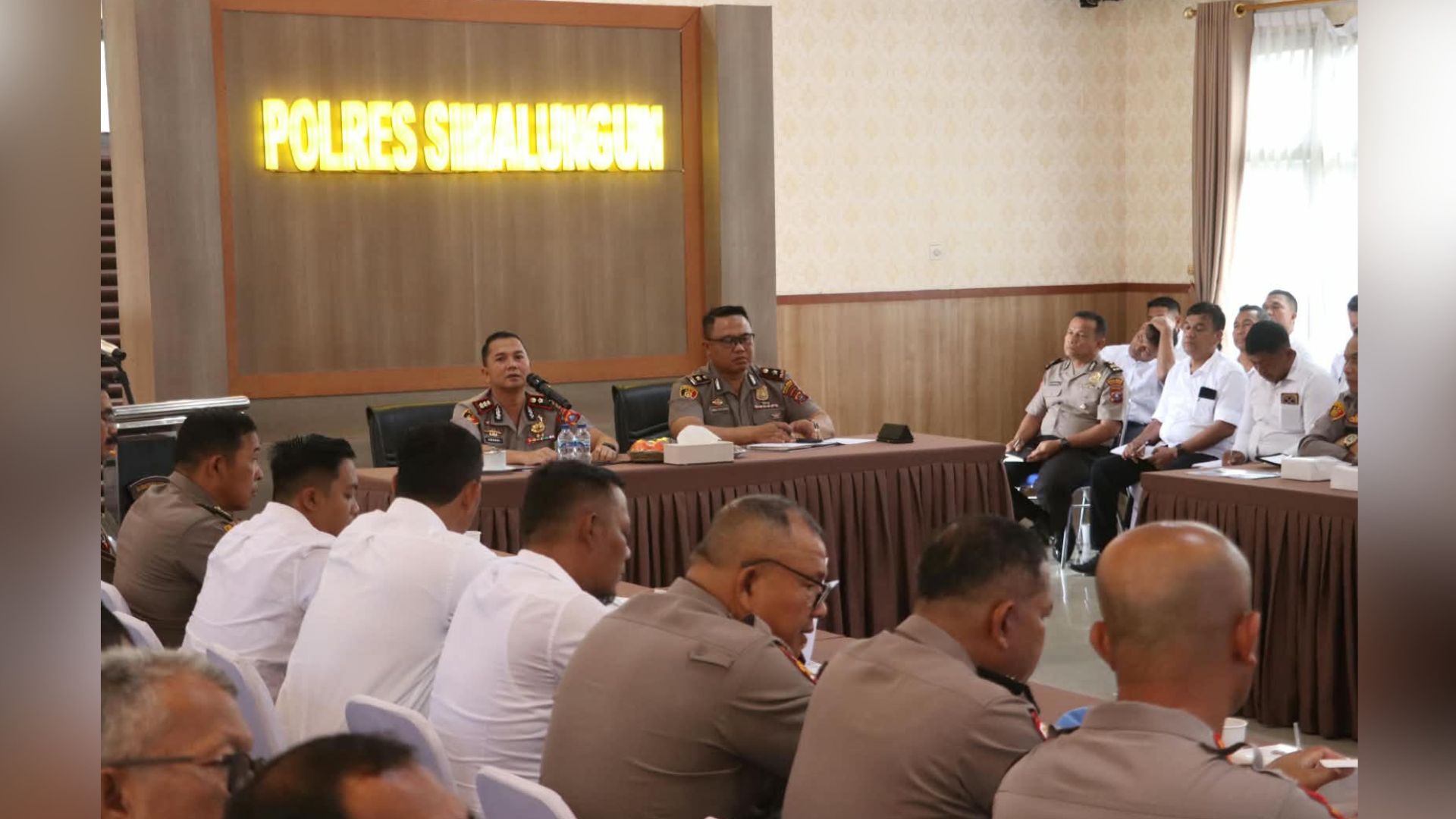 Kapolres Simalungun memaparkan Commander Wish di Aula Andar Siahaan Mako Polres