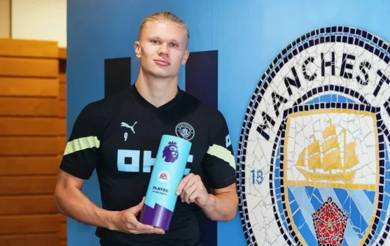 Erling Haaland selebrasi setelah mencetak gol untuk Manchester City