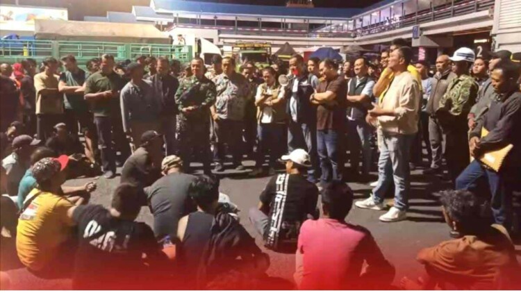 Suasana Pelabuhan Ketapang dengan truk antre di area penyeberangan