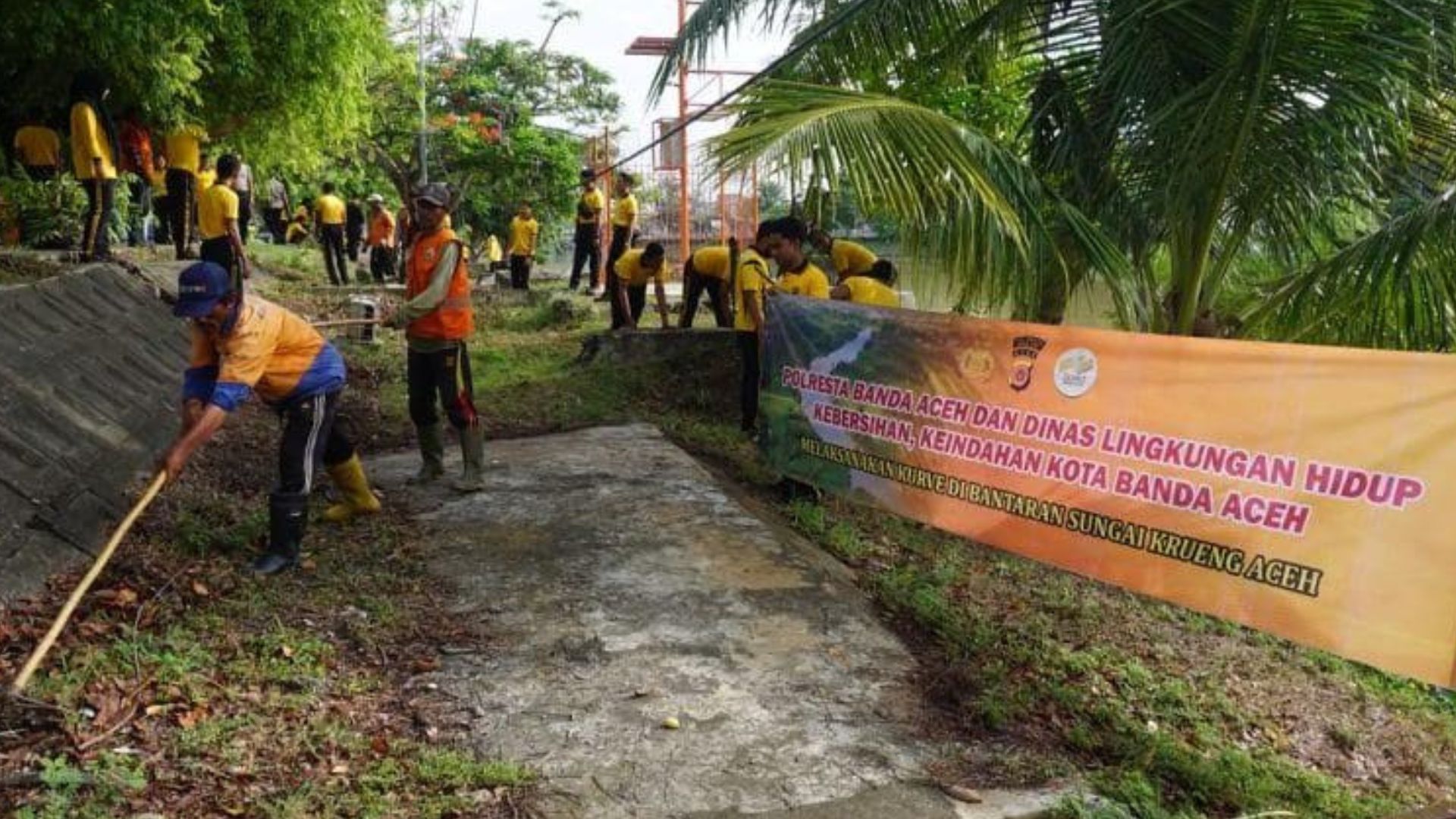 Petugas Polresta dan DLHK3 membersihkan sampah di pinggiran Krueng Aceh