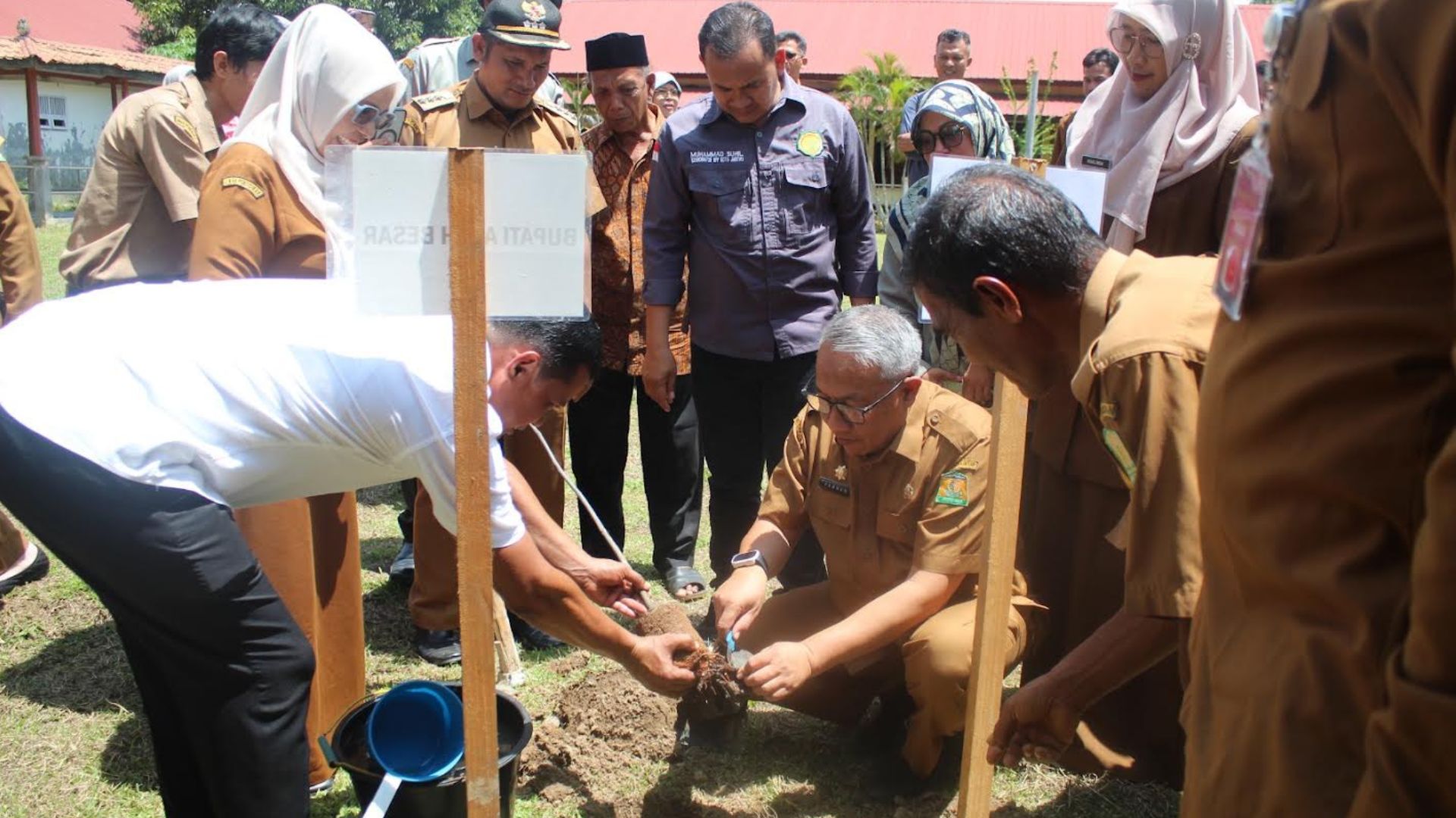 Penanaman pohon di halaman SLB Negeri Kota Jantho oleh pejabat Aceh Besar