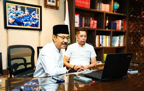 Menteri Sosial Saifullah Yusuf memberi arahan saat rapat daring dengan kepala Sekolah Rakyat