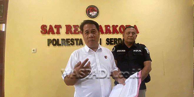 Petugas Satres Narkoba Polresta Deliserdang menunjukkan barang bukti saat konferensi pers