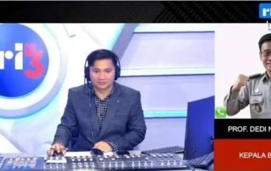 Petani memanen padi di sawah sebagai simbol kemandirian pangan nasional