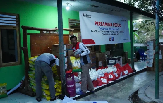 Penyaluran paket bantuan Pertagas untuk korban bencana NTT berupa bahan pangan dan hygiene kit